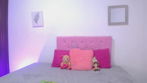 issa_kitty online show from March 7, 11:27 pm