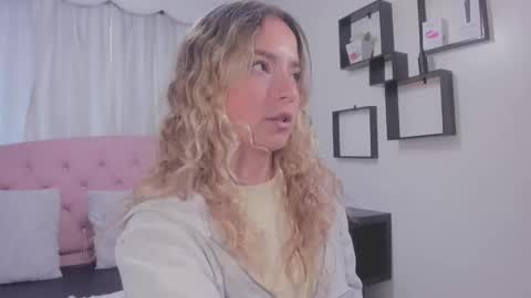 issadorajames online show from December 22, 7:53 pm