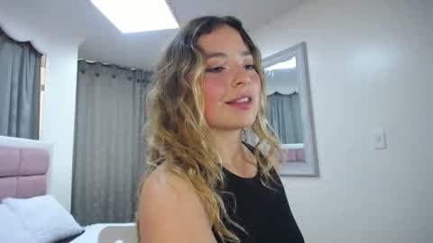 issadorajames online show from December 3, 6:33 pm
