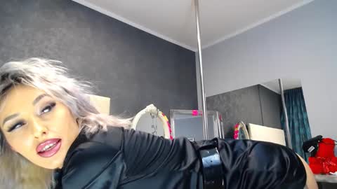 IssaSmyth online show from December 6, 8:10 am