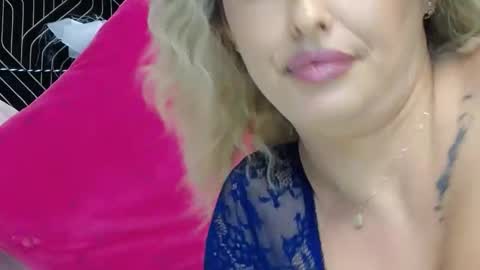 IssaSmyth online show from November 7, 8:17 am