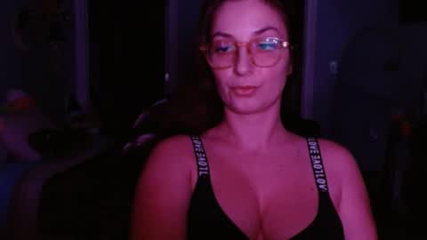 Snapshot of italiana25 chatting on December 20, 6:29 am Bella Bloom online show from December 20, 6:29 am
