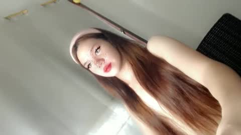 Snapshot of its_me_ezzie chatting on January 26, 2:03 am EZZIE online show from January 26, 2:03 am