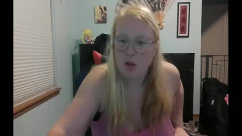 Itsglitchh222 online show from September 17, 8:51 am