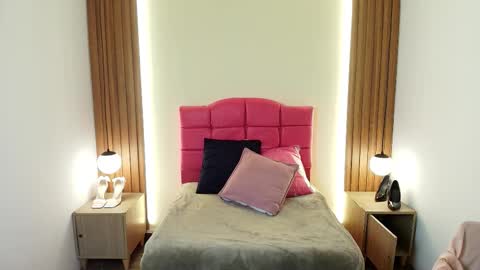 I V O N N E R O S S online show from February 18, 12:27 pm