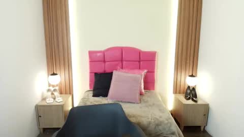 I V O N N E R O S S online show from February 25, 12:20 pm