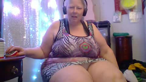 ivyjane3522 online show from June 19, 1:11 am