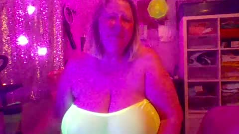 ivyjane3522 online show from July 7, 2:24 am