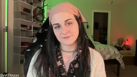 Snapshot of ivyminxxx chatting on February 19, 1:29 am Ivy Minxxx online show from February 19, 1:29 am