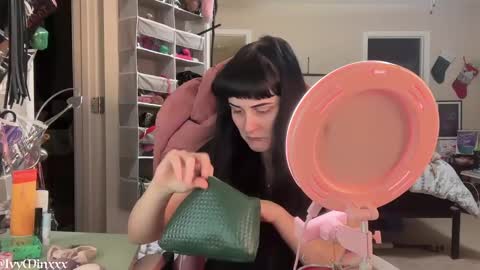 Snapshot of ivyminxxx chatting on January 6, 12:16 am Ivy Minxxx online show from January 6, 12:16 am