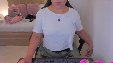 Snapshot of izaro_22 chatting on February 7, 7:17 pm Iza online show from February 7, 7:17 pm