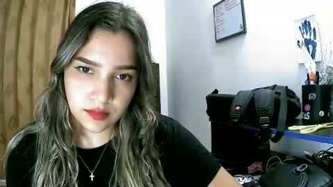izzy_32 online show from June 14, 11:40 pm