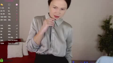 Queen of nylon  Victoria online show from April 3, 5:03 am