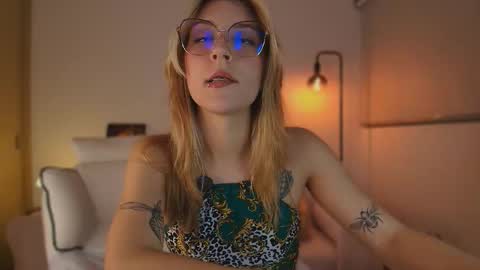 Linda Sofia help me get to 100 thumbs up online show from October 13, 5:20 am