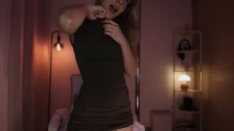 Linda Sofia help me get to 100 thumbs up online show from February 14, 2:47 am