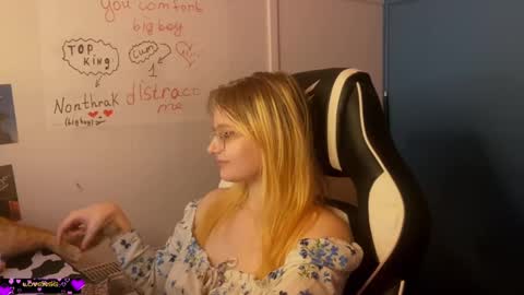 Snapshot of jacywinslat chatting on February 23, 10:31 pm jacywinslat online show from February 23, 10:31 pm