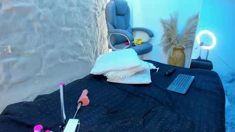 jadee__ online show from February 13, 9:20 am