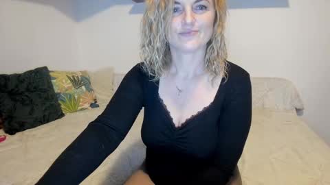 Snapshot of jadore_able82 chatting on February 11, 2:35 am elena online show from February 11, 2:35 am