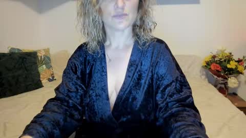 Snapshot of jadore_able82 chatting on February 20, 2:40 am elena online show from February 20, 2:40 am