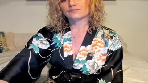 Snapshot of jadore_able82 chatting on January 14, 2:29 am elena online show from January 14, 2:29 am