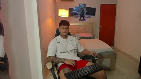 Snapshot of jake_pons chatting on December 14, 8:23 am Jake Pons online show from December 14, 8:23 am
