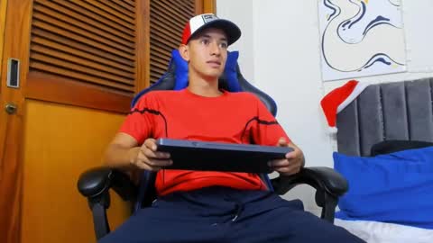 Hi guys im new 3 online show from January 24, 9:04 pm