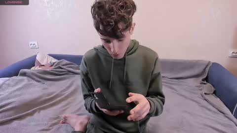 Snapshot of james_mil chatting on February 26, 8:36 pm James online show from February 26, 8:36 pm
