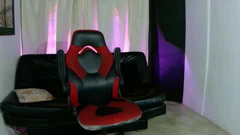 Jamithindependent model online show from April 15, 9:56 am