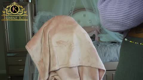 JasmineKay online show from October 8, 6:14 pm