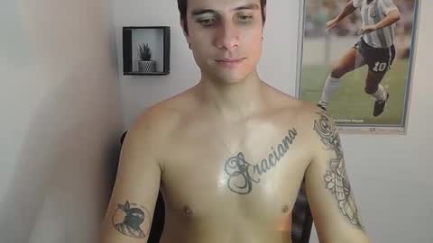 Snapshot of jayalvarrez_ chatting on December 18, 12:32 am Jay Alvarrez online show from December 18, 12:32 am