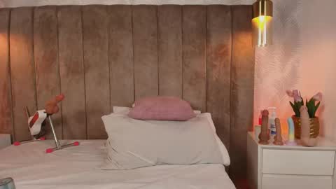 Jazmin online show from February 8, 12:03 am