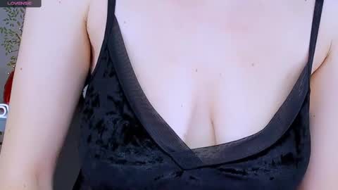 jeanniefox_ online show from February 12, 1:37 pm