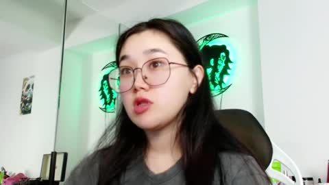 Snapshot of jennatyan chatting on December 10, 1:22 pm JENNA online show from December 10, 1:22 pm