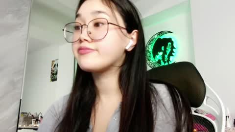 Snapshot of jennatyan chatting on December 19, 1:29 pm JENNA online show from December 19, 1:29 pm
