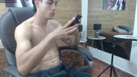 Snapshot of jerrycurb chatting on March 4, 11:54 pm lupo online show from March 4, 11:54 pm