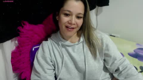 Snapshot of jessi_robertss chatting on February 25, 1:09 am jessica online show from February 25, 1:09 am