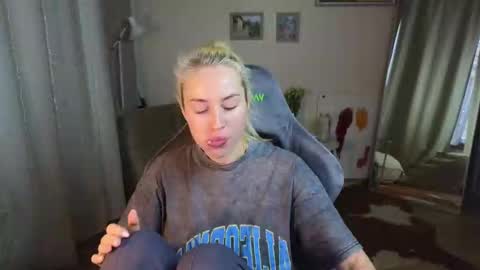 Snapshot of jessica_hanson chatting on February 14, 6:45 am Jessy online show from February 14, 6:45 am