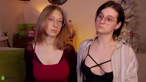 Snapshot of jitoon_exe chatting on December 19, 3:52 pm Hey Guys We are Julia ginger Tina brunette online show from December 19, 3:52 pm