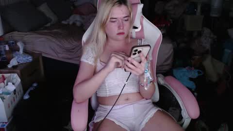 Snapshot of jocelynsweets chatting on September 13, 10:17 am Follow my twitter to see when I go Live Jocelynsweetsxx online show from September 13, 10:17 am