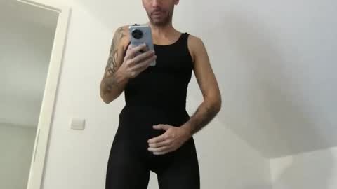 joejose03 online show from October 18, 8:07 am