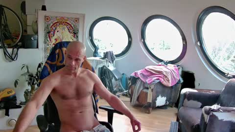 Snapshot of johndoenl chatting on December 7, 10:17 am Drifter online show from December 7, 10:17 am