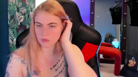 Snapshot of jolly_doll_ chatting on January 11, 6:24 am Jolly online show from January 11, 6:24 am