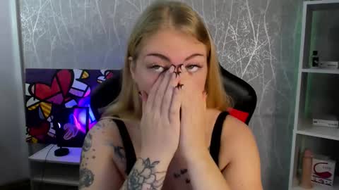 Snapshot of jolly_doll_ chatting on September 15, 2:46 am Jolly online show from September 15, 2:46 am