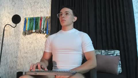 Snapshot of joulianogreco1 chatting on February 12, 9:22 pm Im Jouliano online show from February 12, 9:22 pm
