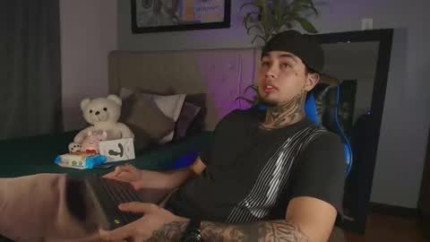 juan_alvarez18 online show from April 9, 1:53 am