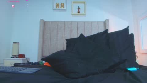 Snapshot of juana_240 chatting on February 15, 10:10 pm Lau follow online show from February 15, 10:10 pm