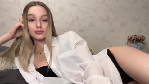 Snapshot of juicy_angels chatting on December 4, 4:10 pm alexa online show from December 4, 4:10 pm