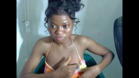 juicynpinkx online show from April 18, 5:37 pm