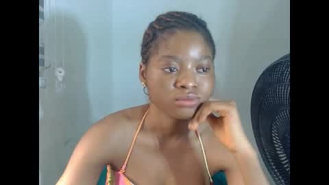 juicynpinkx online show from April 12, 8:51 am