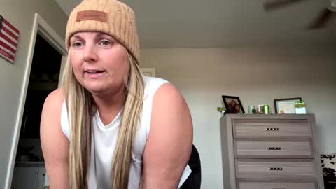 JuicyPeach36 online show from January 25, 9:35 pm
